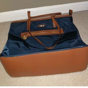 Michael Kors Bag.. Used a couple of times. Great condition.